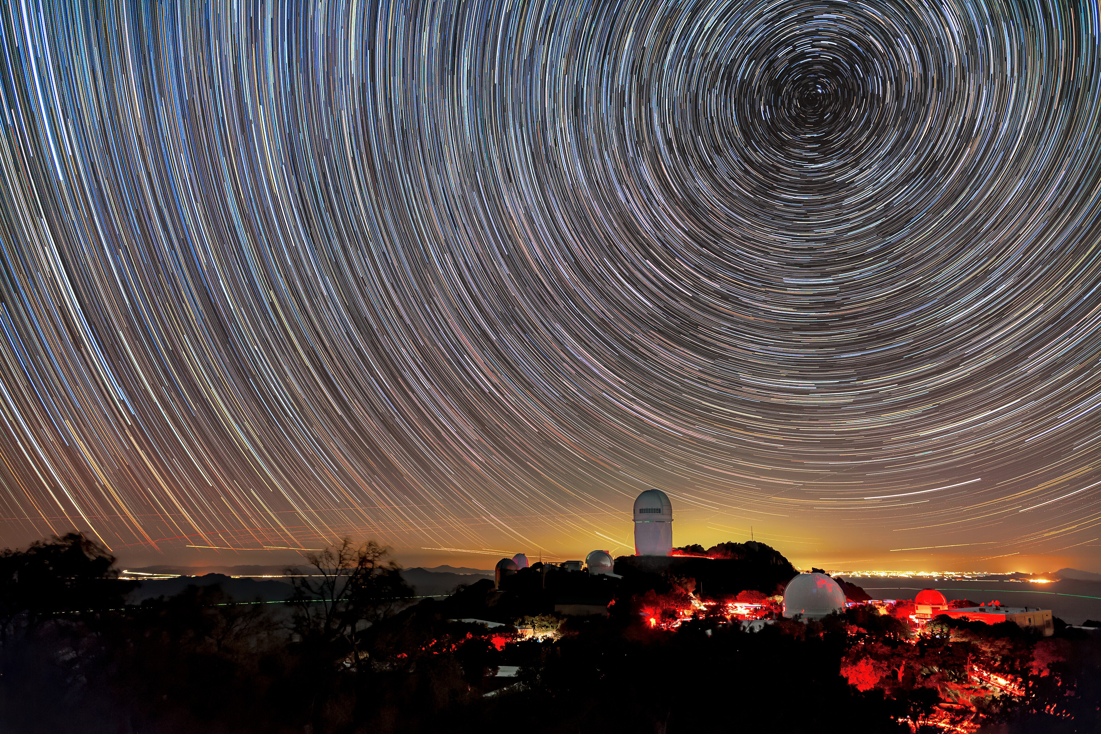 Long-exposure star trail photograph with Polaris near the center of rotation